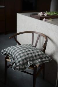 Kuddfodral LISA i mörkgrön och beige rutig bäckebölja med volang runt kanten