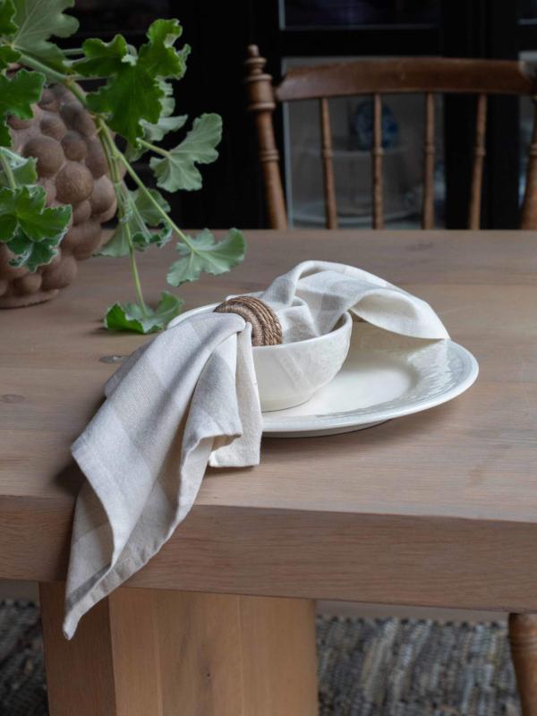 Tygservett eller liten duk AMALIA, bredrandig i linnefärg och offwhite