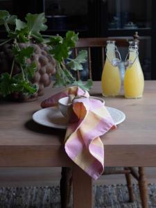 Tygservett eller liten duk AMALIA, bredrandig i gult och rosa