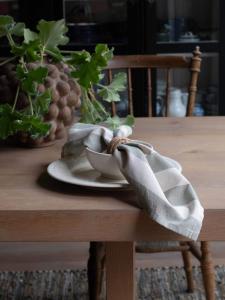 Tygservett eller liten duk AMALIA, bredrandig i lindblomsgrön och offwhite