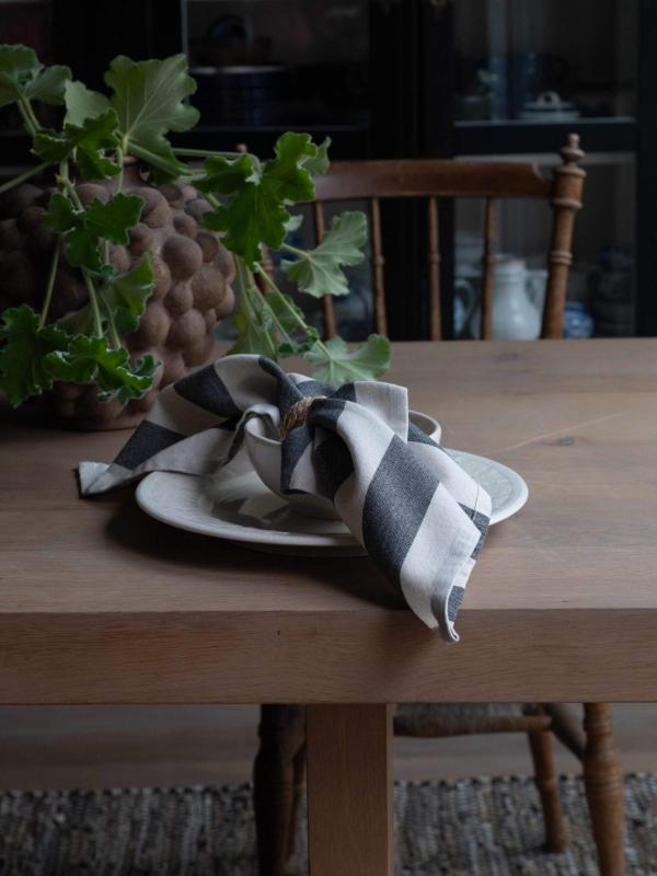 Tygservett eller liten duk AMALIA, bredrandig i svart och offwhite