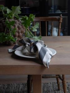 Tygservett eller liten duk AMALIA, bredrandig i svart och offwhite