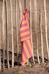 Kökshandduk AMALIA, bredrandig i orange och rosa