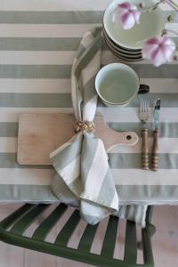 Duk AMALIA, extra lång, bredrandig i lindblomsgrönt och offwhite