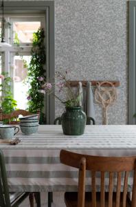 Duk AMALIA, extra lång, bredrandig i lindblomsgrönt och offwhite