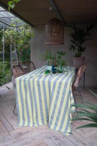 Duk AMALIA, extra lång, bredrandig i mörkgrönt och lime