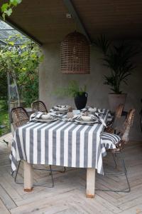 Duk AMALIA, extra lång, bredrandig i svart och offwhite