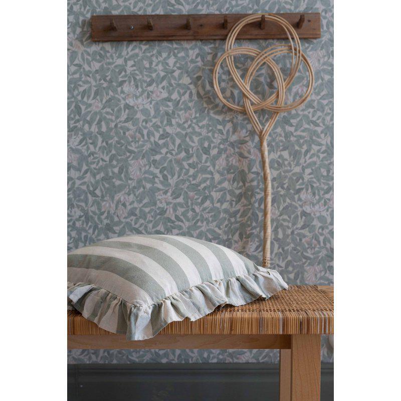 Kuddfodral AMALIA, bredrandig med volang i lindblomsgrönt och offwhite