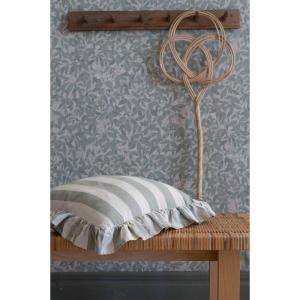 Kuddfodral AMALIA, bredrandig med volang i lindblomsgrönt och offwhite