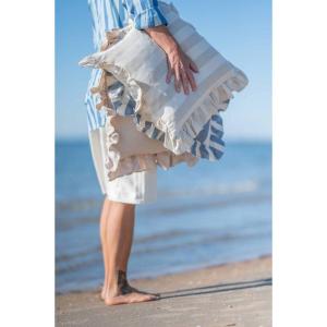 Kuddfodral AMALIA, bredrandig med volang i linnefärg och offwhite