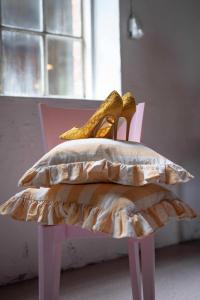 Kuddfodral AMALIA, bredrandig med volang i gult och offwhite