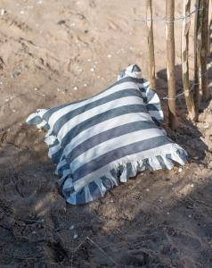 Kuddfodral AMALIA, bredrandig med volang i svart och offwhite