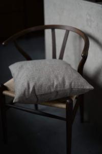 Kuddfodral RIO, enfärgad med struktur i tyget i brunt