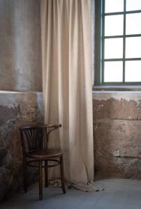 Gardin RIO, enfärgad med struktur i tyget i linnefärg