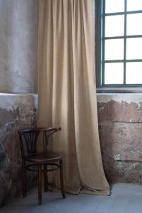 Gardin RIO, enfärgad med struktur i tyget i havregult