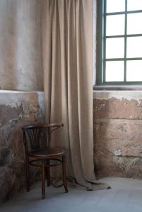 Gardin RIO, enfärgad med struktur i tyget i brunt