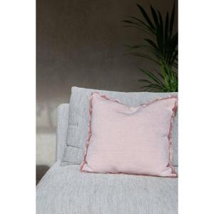 Kuddfodral DANNY, enfärgad med struktur och en kort frans runt om i ljusrosa