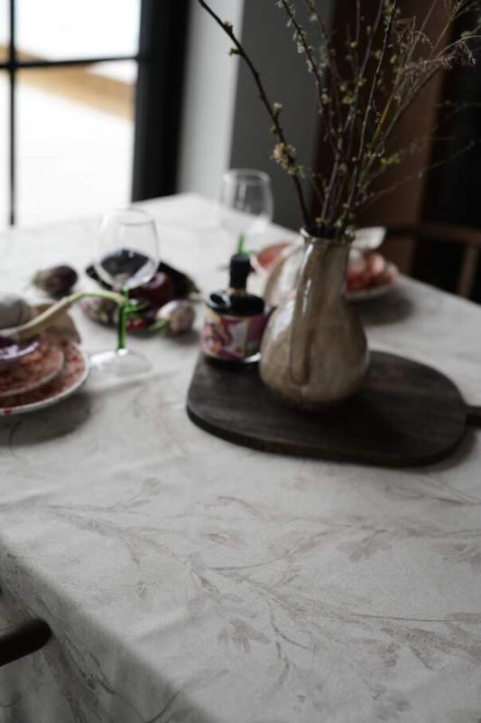 Duk ELAINE med ett blad och blommönster ton i ton i linnefärg