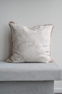 Kuddfodral ELAINE med ett blad och blommönster ton i ton i linnefärg