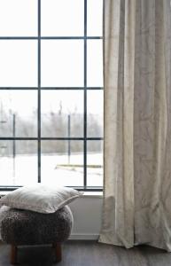 Gardin ELAINE med ett blad och blommönster ton i ton i linnefärg