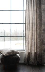 Gardin FARAH med bladmönster i beigebruna toner på linnefärgad botten