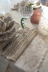 Bordstablett, tallriksunderlägg TAGE i jute med invävd rand i offwhite