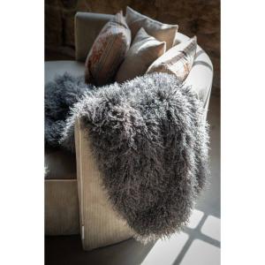 Pläd Curly i pälsimitation i grått