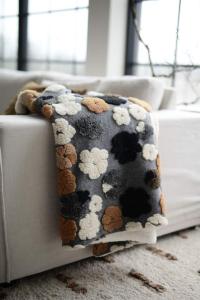 Pläd LOELLA med blommor i teddy i offwhite, brunt, grått och svart
