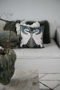 Kuddfodral SWAN i sammet med två vackra svanar, grön bottenfärg