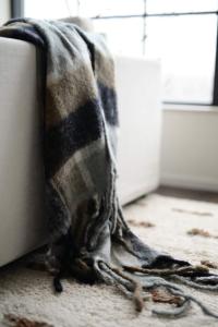 Pläd GEORGE, rutig i brunt och offwhite, tvinnade fransar i kortsidorna