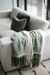 Pläd BRAD, randig i grönt och offwhite, tvinnade fransar i kortsidorna