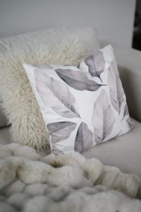 Kuddfodral PONZA med blad i grått och beige på offwhite bottenfärg