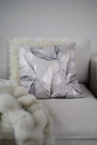 Kuddfodral PONZA med blad i grått och beige på linnefärgad botten