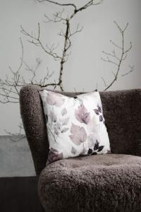 Kuddfodral MONTANA med bladmönster i brunt och beige på offwhite bottenfärg