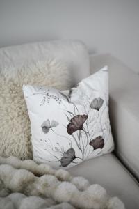 Kuddfodral GISELA med Ginkoblad i beige och brunt, bottenfärg offwhite