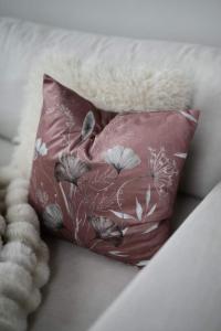 Kuddfodral GISELA med Ginkoblad i beige och brunt, bottenfärg rost