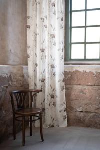 Gardin GISELA med Ginkoblad i beige och brunt, bottenfärg offwhite