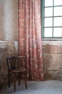 Gardin GISELA med Ginkoblad i beige och brunt, bottenfärg rost