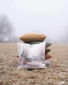 Kuddfodral WINTER ROAD med vacker skogsväg i vintermiljö i gråbeiga toner