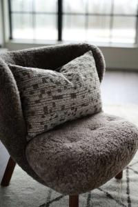 Kuddfodral ZEN med olika texturer i väven, melerad i linnefärg och brunt