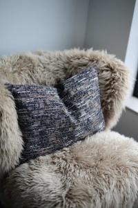 Kuddfodral ZEN med olika texturer i väven, melerad i svart och brunt