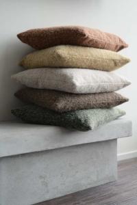 Kuddfodral OLLE i tyg liknande tovad ull i linnefärg