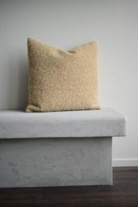 Kuddfodral OLLE i tyg liknande tovad ull i saffrans gult