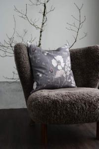 Kuddfodral SABINE med blommor och blad i beige på grå bottenfärg