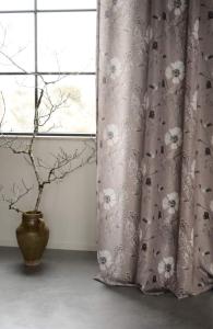 Gardin SABINE med blommor och blad i beige på linnefärgad botten