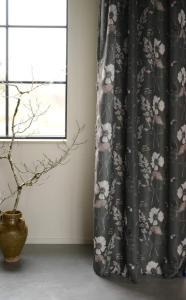 Gardin SABINE med blommor och blad i beige på grön bottenfärg