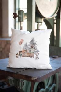 Kuddfodral AUGUST med en hund och en pojke framför en gran, linnefärgad botten