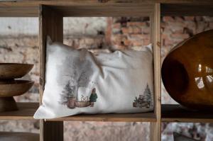 Kuddfodral VINTERBARN med två små barn och en nalle framför en gran, linnefärgad botten