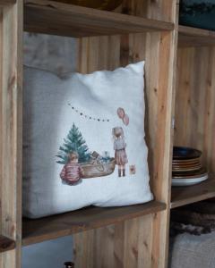 Kuddfodral FRANS OCH LOVA med två små barn framför en gran, linnefärgad botten