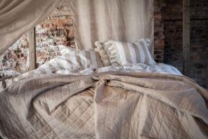 Dubbelöverkast KEVIN med quiltat rutmönster i greige